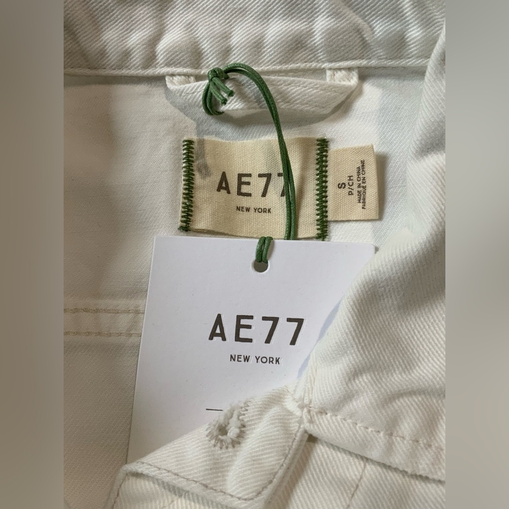 The American Eagle AE77 Women’s Classic White Distressed Denim Jacket, Size S - Picture 5 of 6